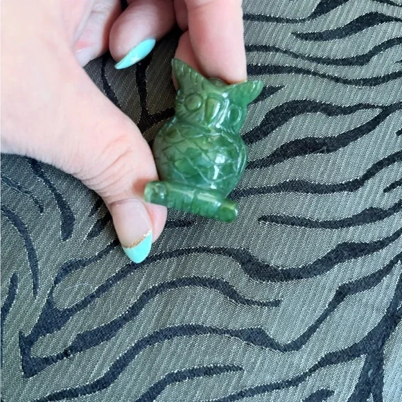 Cassiar Mountain Jade Owl Figurine - Picture 8 of 10